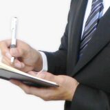メモを取る男性2