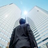 ビルを見上げる会社員