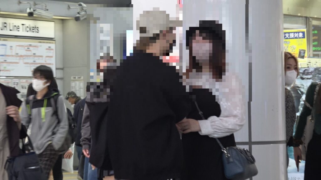 女性と密会する男
