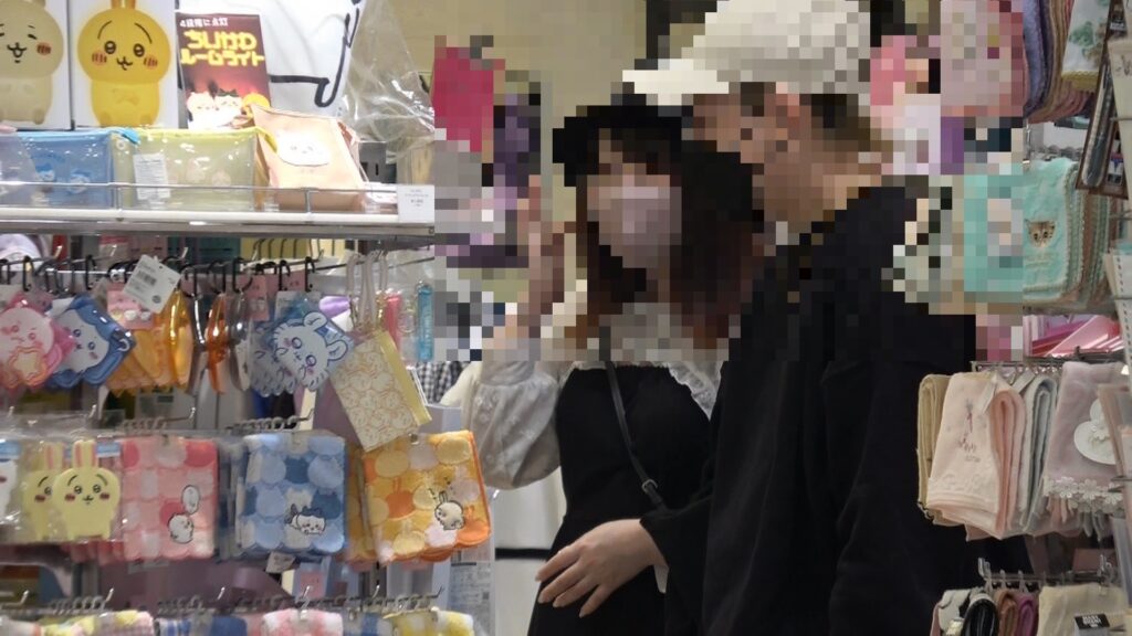店内の男と女