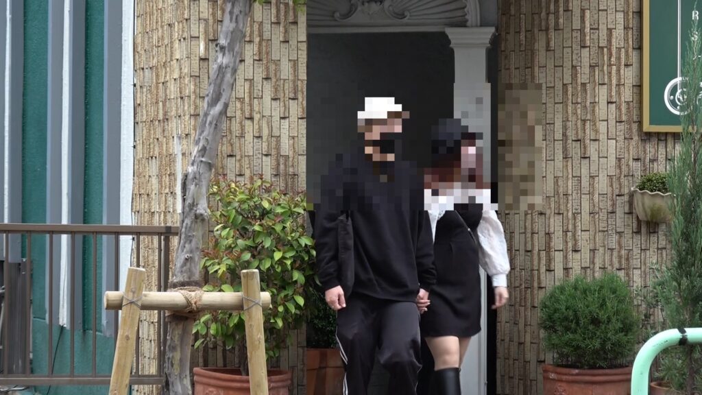 ラブホテルから出てくる男と女